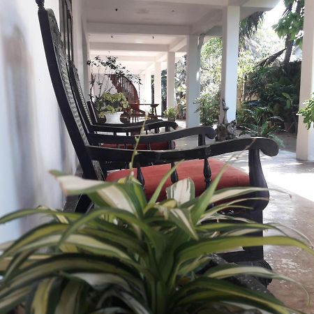 Ferienwohnung Sea Front Hikkaduwa Exterior foto