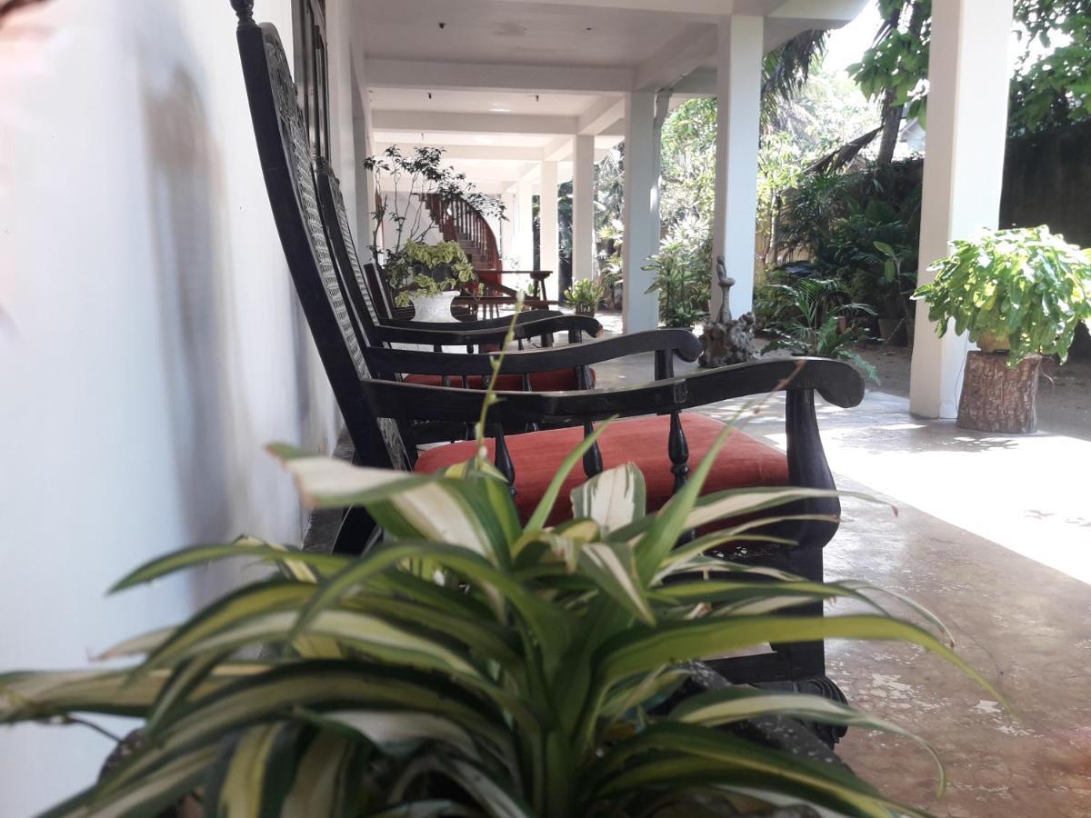 Ferienwohnung Sea Front Hikkaduwa Exterior foto